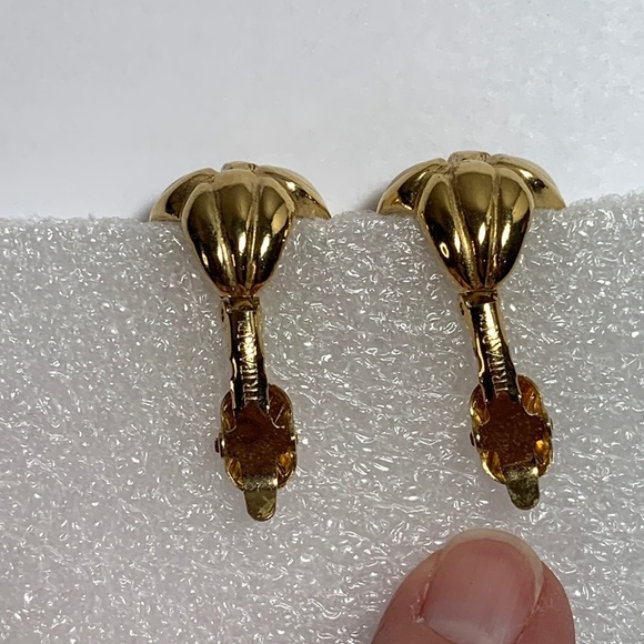 Vintage 1950's Tifari Earrings Cream Gold Tone Petal Drop Clip On 1 inch Jewelry - Picture 5 of 12